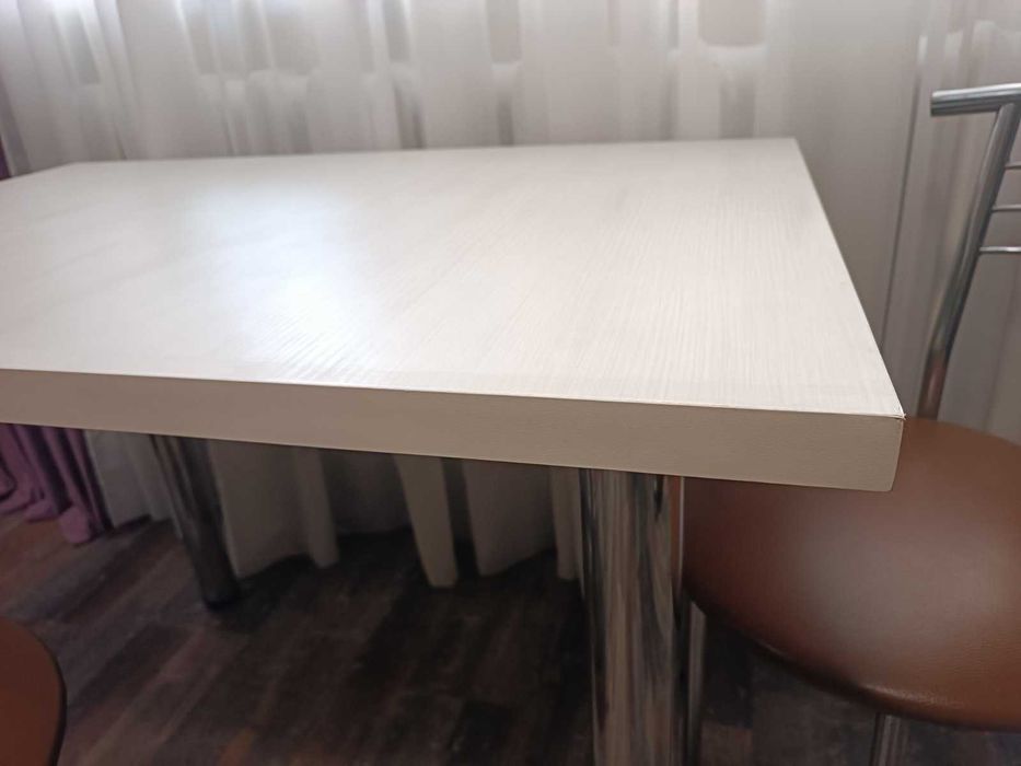 Кухонный  столик 2 цвета.