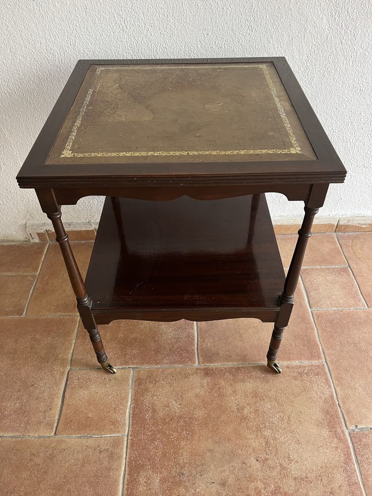 Mesa apoio mogno com rodinhas
