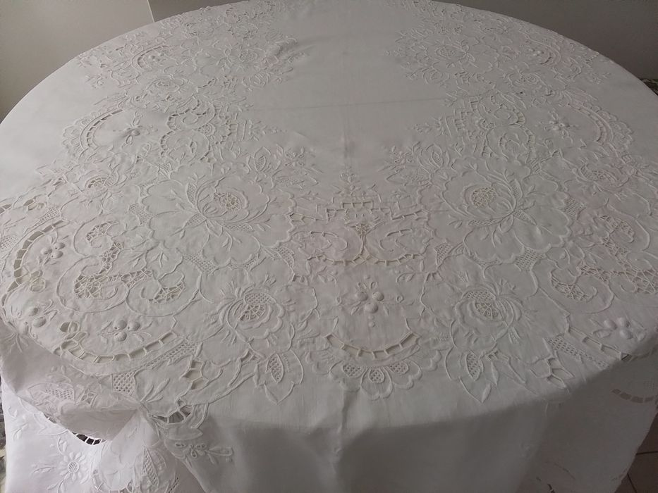 Toalha em linho puro com 12 guardanapos bordados à mão