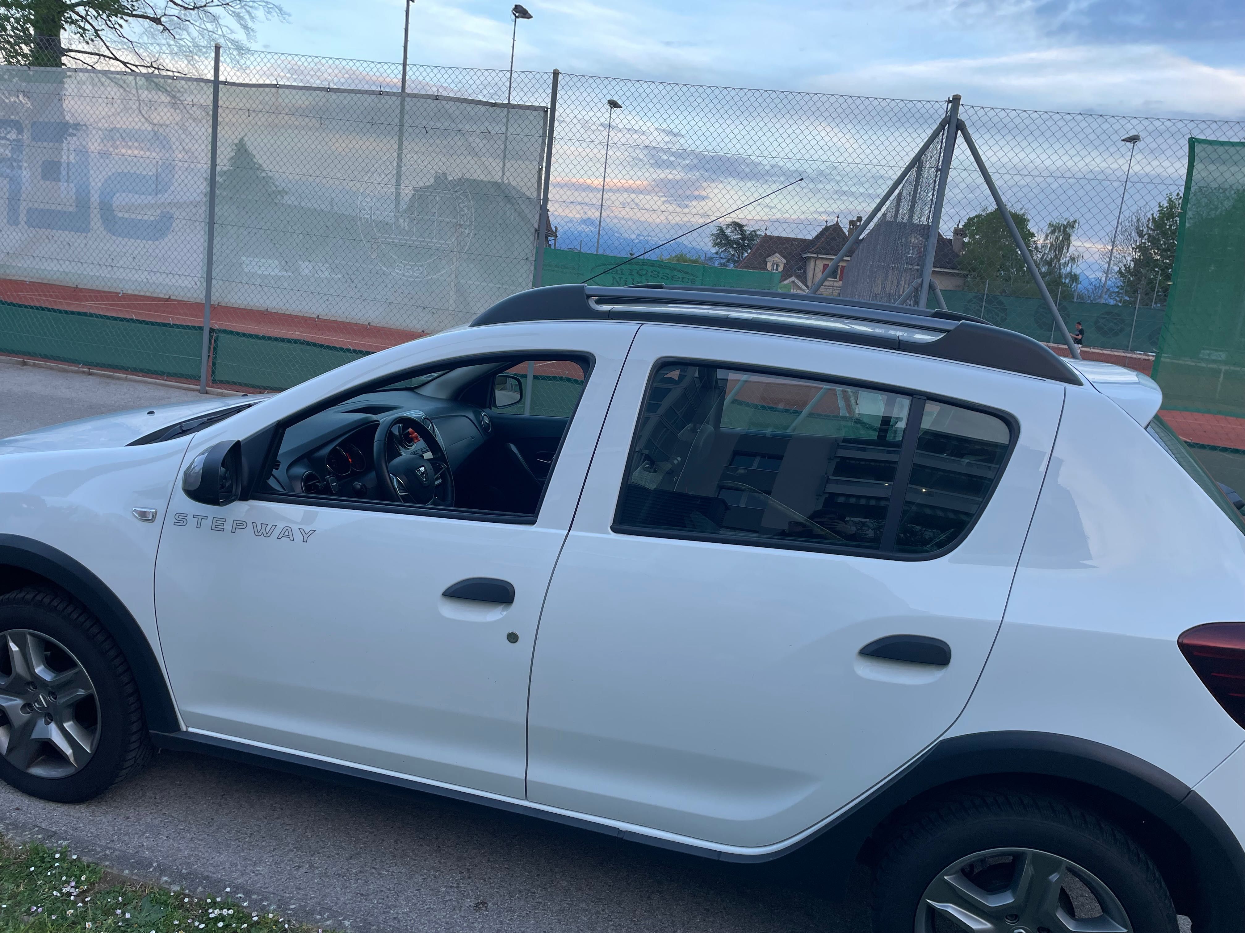 Carro semi novo, manutenção em dia - oportunidade única!