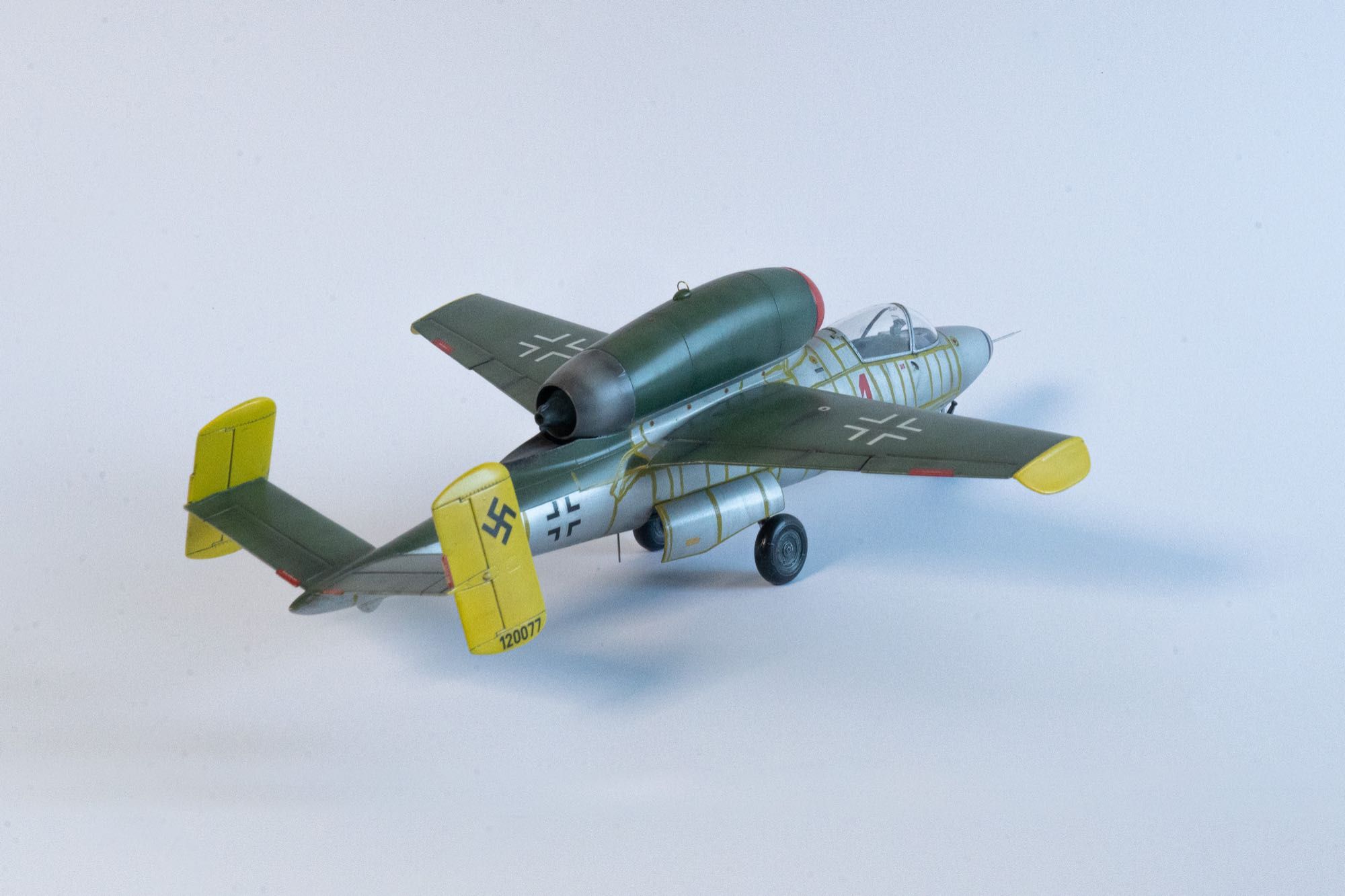 Собранная модель самолета He-162 1/32