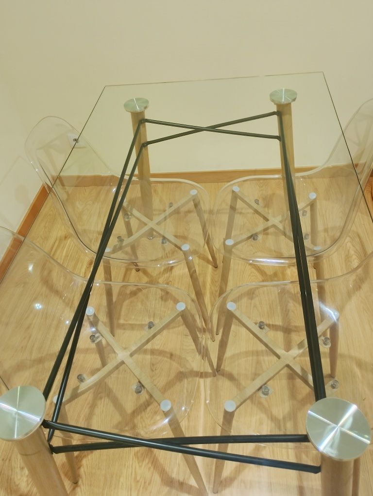 Mesa de jantar em vidro com 4 cadeiras