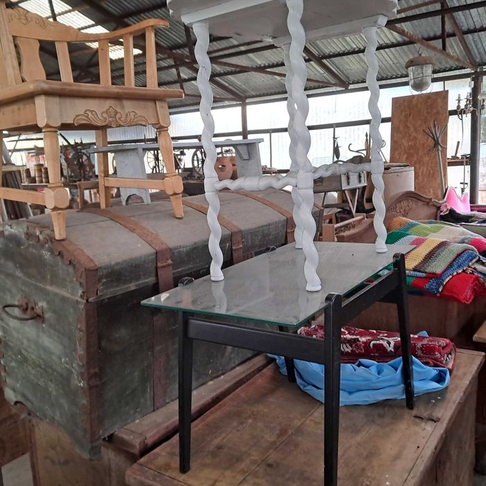 kredens stół szafa komoda krzesła stolik szafka skrzynia kufer łóżko