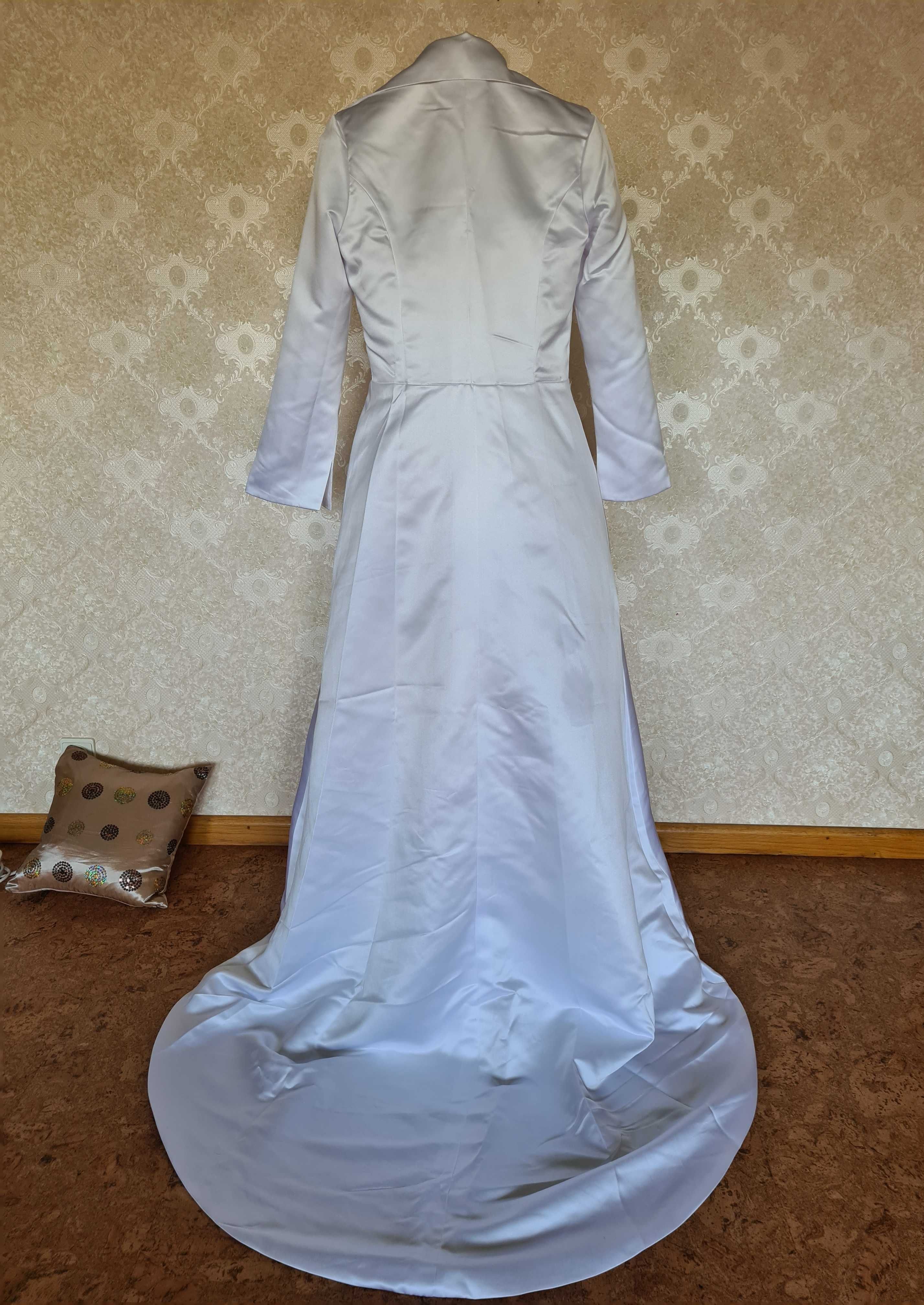 Casaco de noiva cetim com cauda tamanho 40 NOVO