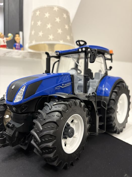 Traktor new holland bruder