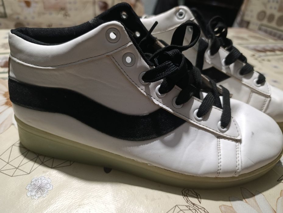 Кроссовки с подсветкой 12 режимов. Ярко святят. Разрядка от кабеля юсб