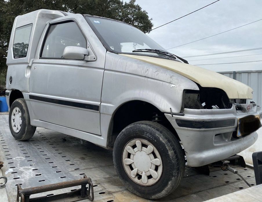 Microcar de 2003 disponível para peças