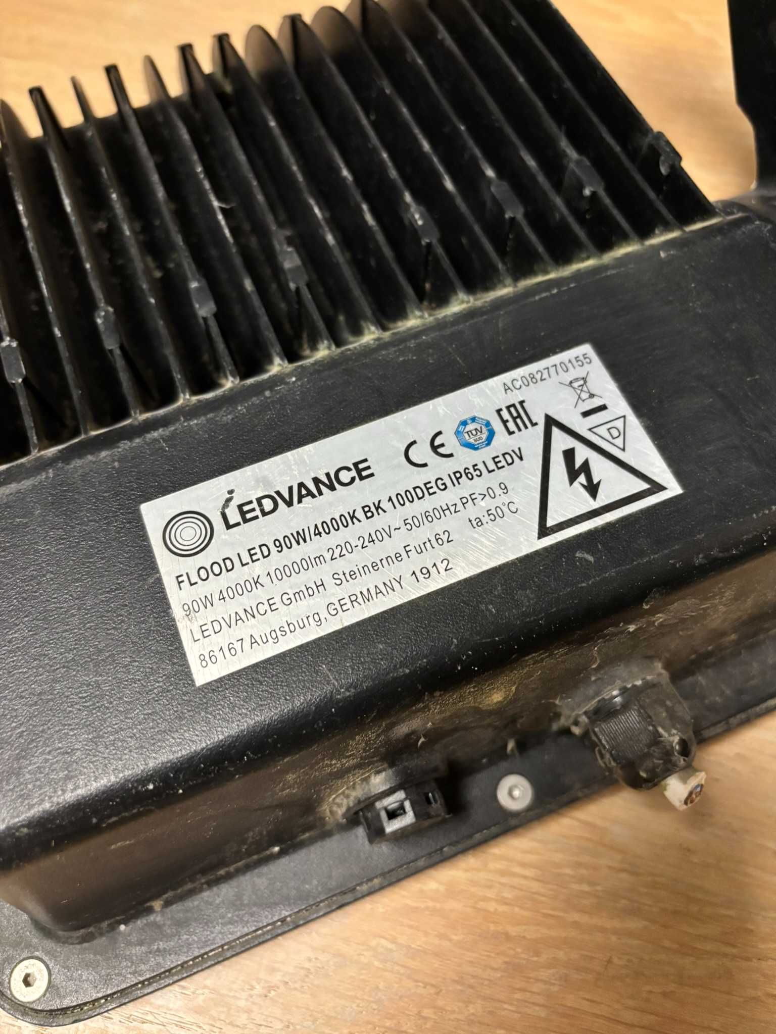 Bardzo mocny naświetlacz LEDVANCE LED 90W 4000K 10000lm IP65 Czarny
