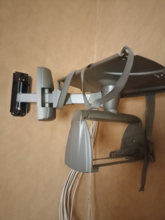 Телевізор JVC.Patriot .і кріплення до стіни