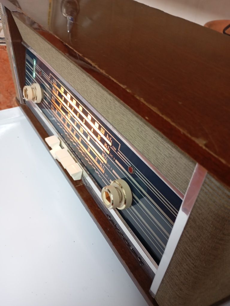 Radio a válvulas Siera
