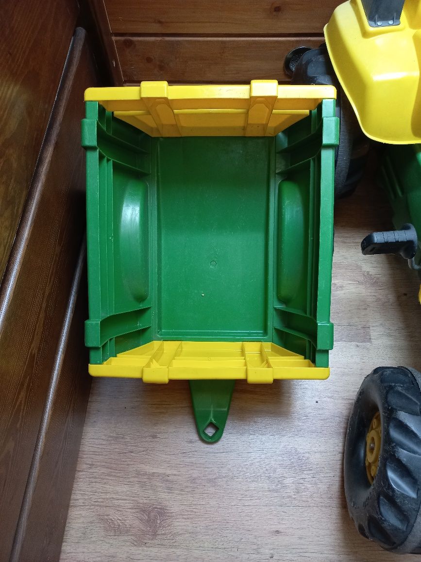 Traktor na pedały z ładowaczem