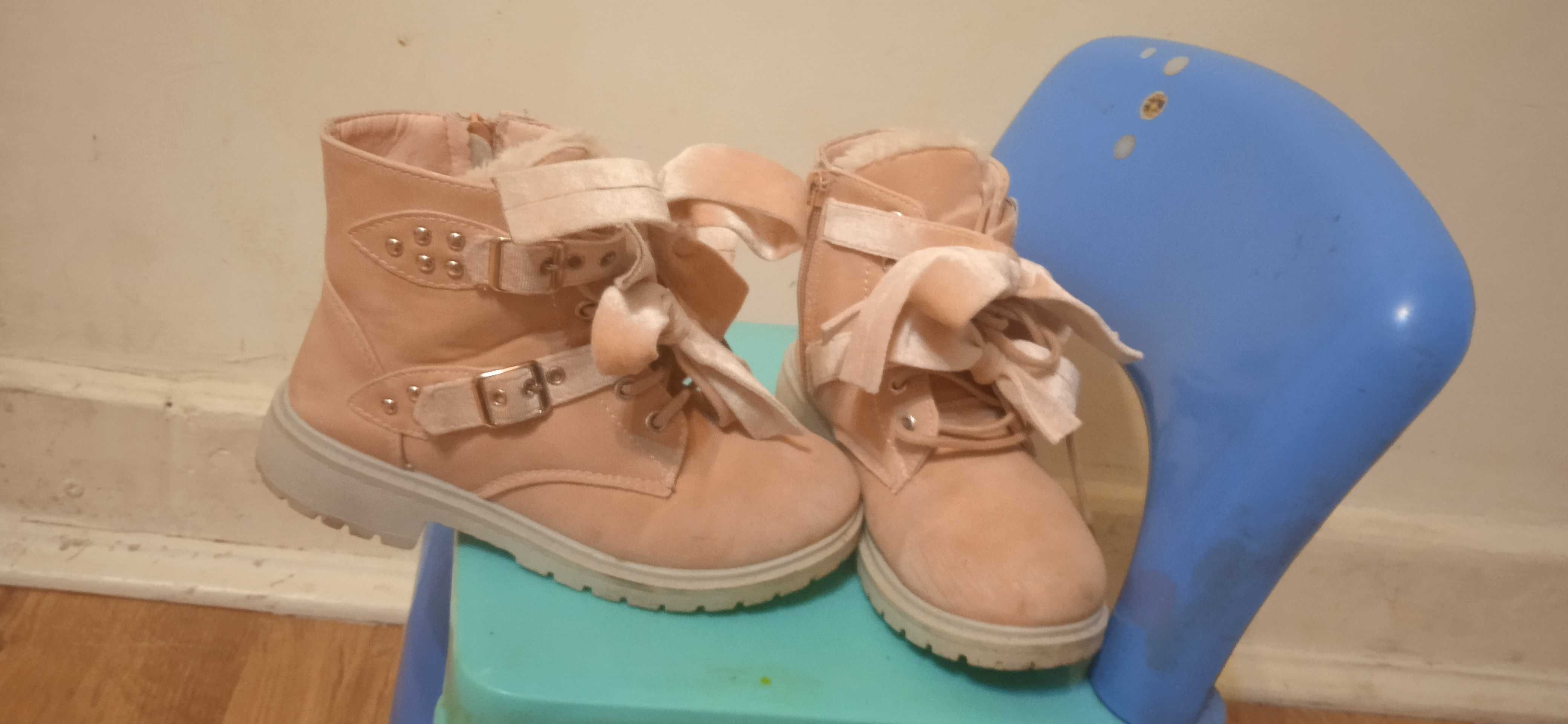 Buty z kokardkami