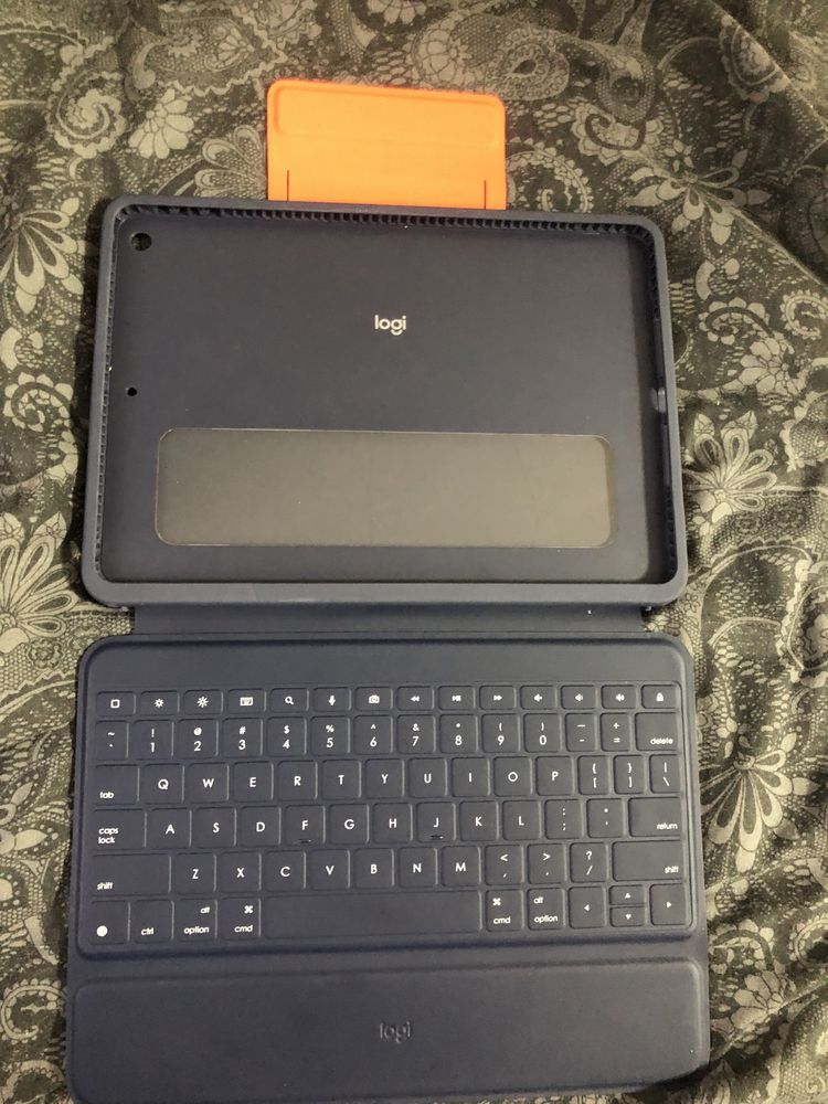 Чехол с клавиатурой на iPad 10.2 (7-8-9)     Logitech Rugged Combo 3