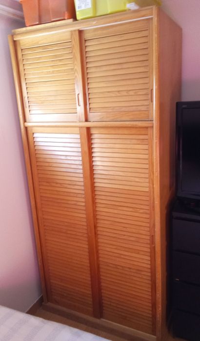Roupeiro de madeira