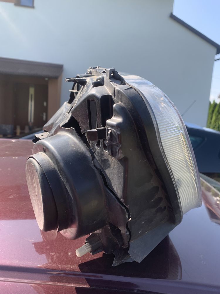 Lampa prawy przod dacia duster 1