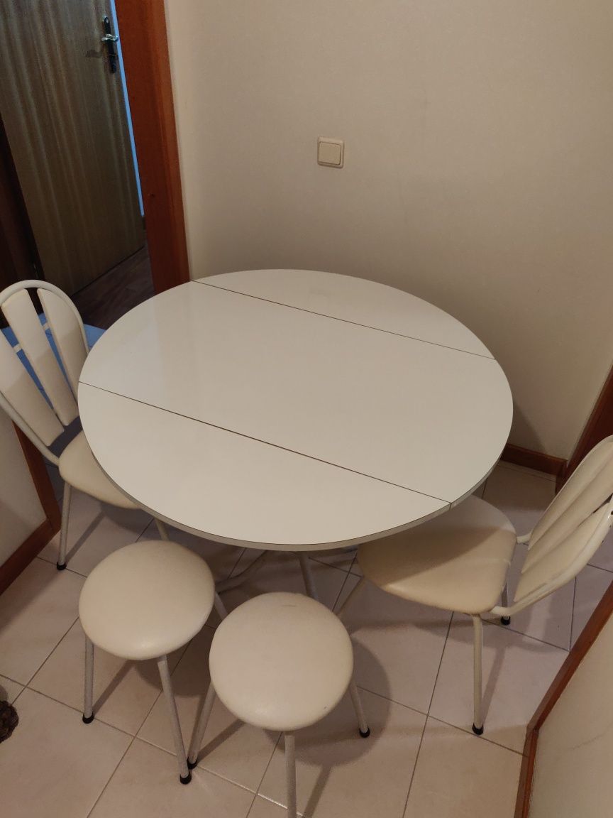 Mesa rebatível com 2 cadeiras e 2 bancos