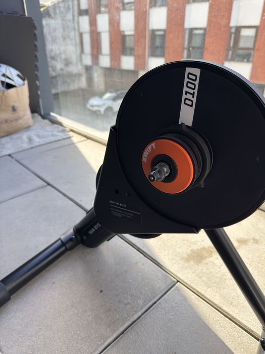 Rolo de treino Van Rysel D100 com Zwift Cog