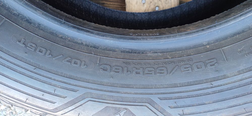 GOODYEAR 205/65R16C 107/105 T , pojedyńcza opona wielosezonowa .