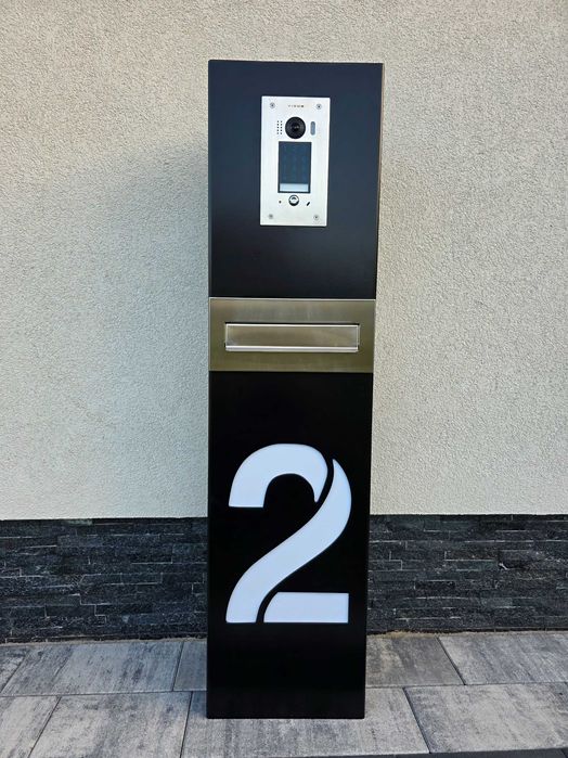 Nowoczesny słupek multimedialny z Twoim numerem domu