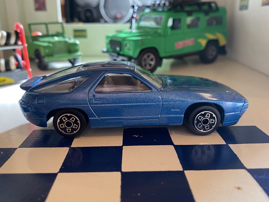 Porsche 928 1/43 Burago Metallic Blue