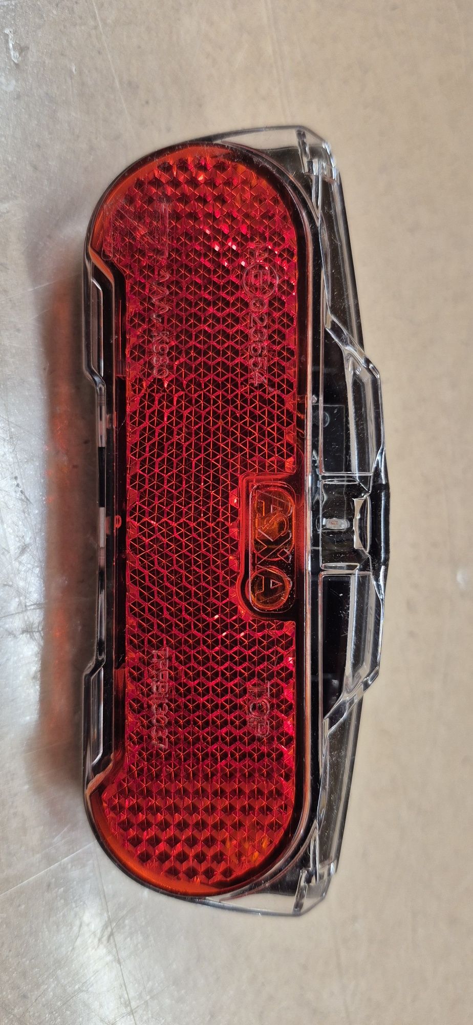 1. Tylna lampka AXA Slim LED . W bagażnik