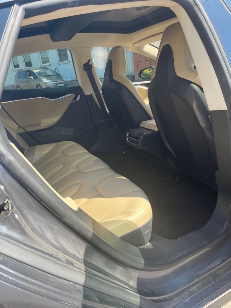 Tesla model S 85D