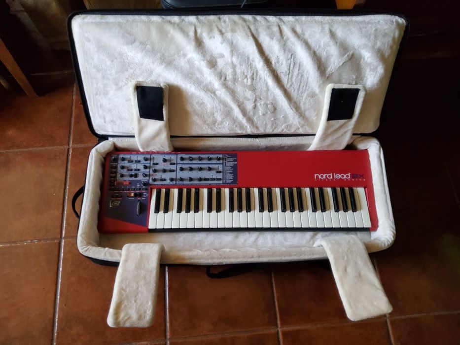 Nord Lead 2X versão teclado + Mala de transporte
A