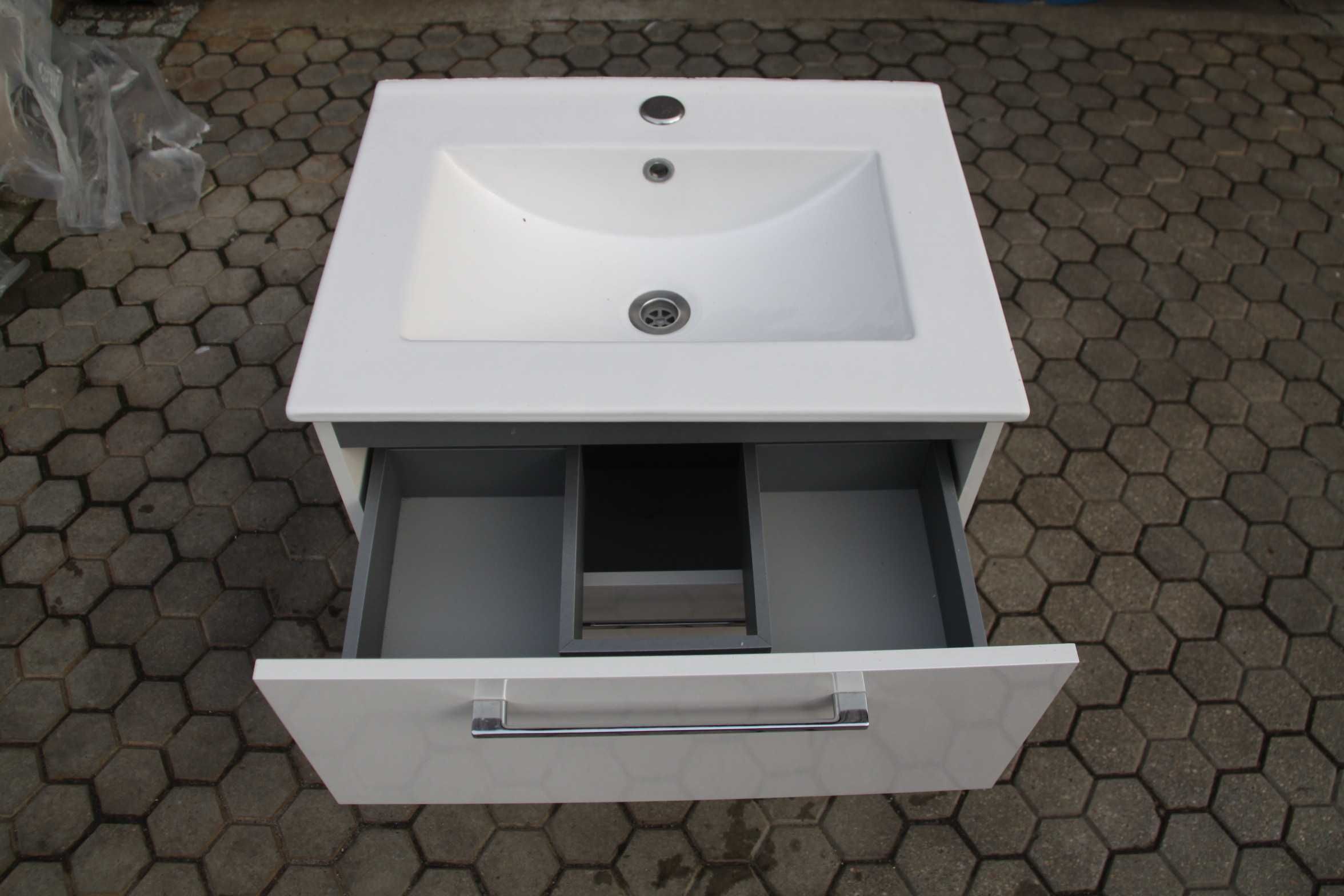 Szafka Łazienkowa  ze Zlewem Ceramicznym  Podwieszana