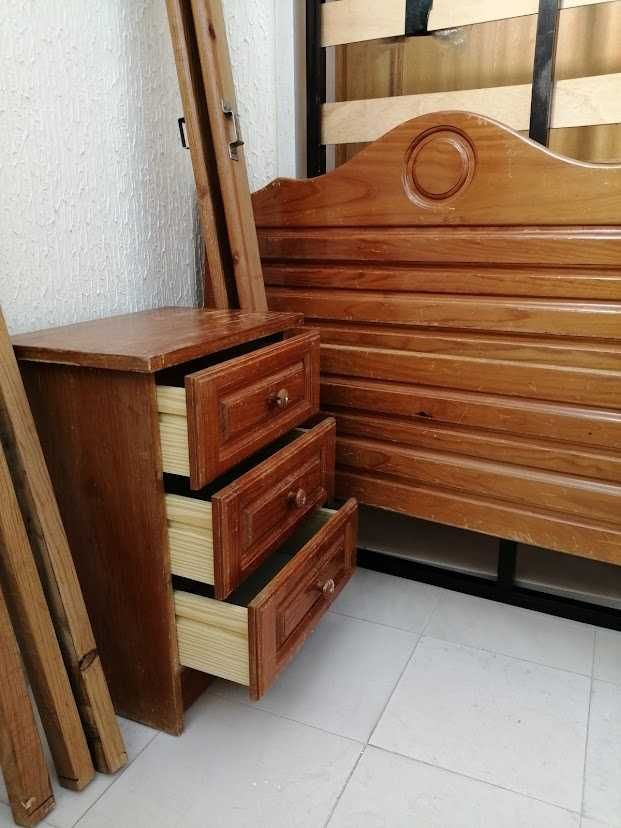 Cama individual em madeira. Oferta da mesa de cabeceira. Oportunidade!