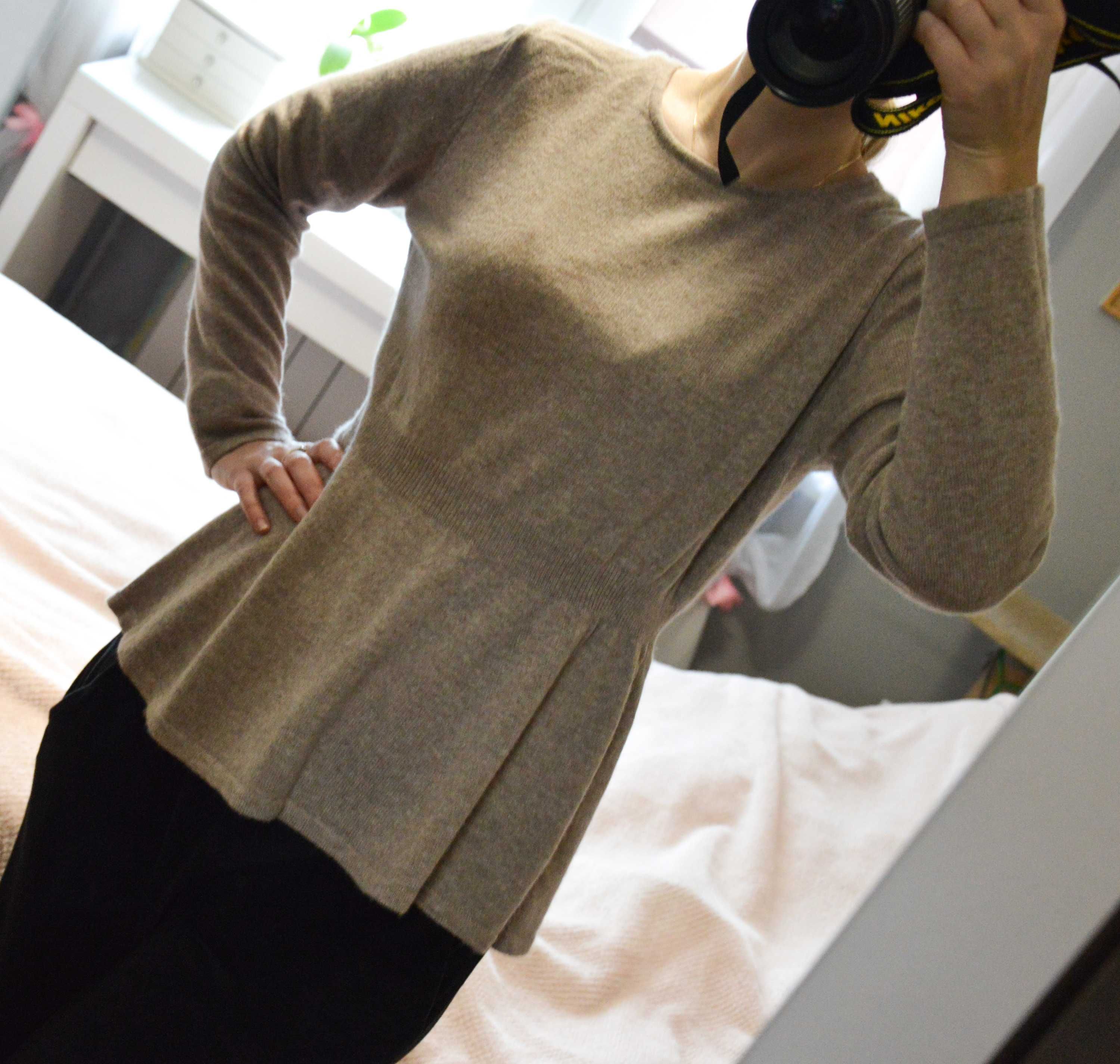 Kaszmirowy sweter z baskinką beżowy Delmod 100% Kashmire
