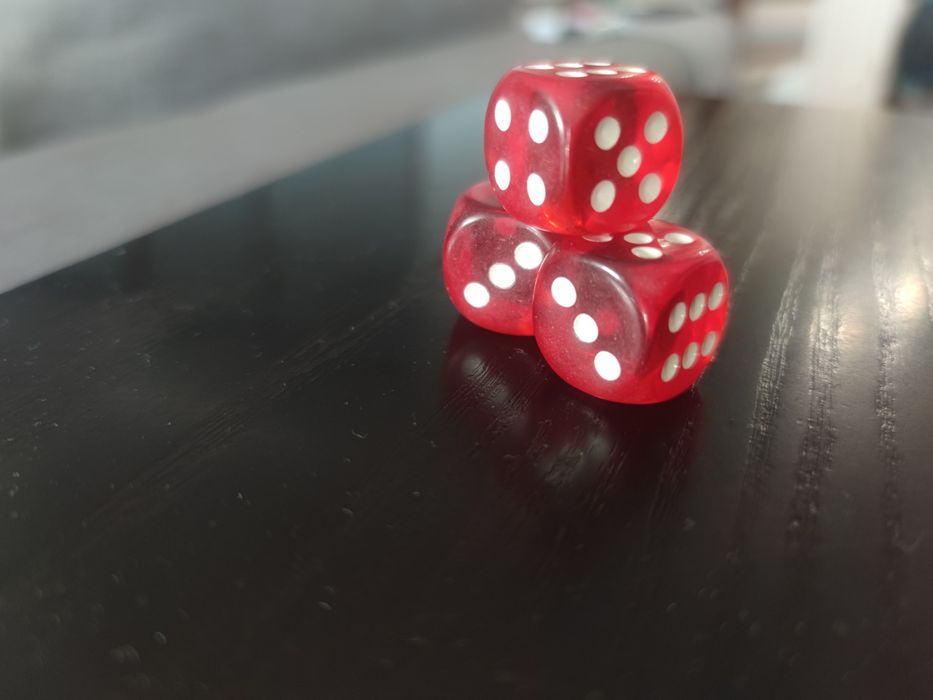 Гральні кубіки червоні прозорі