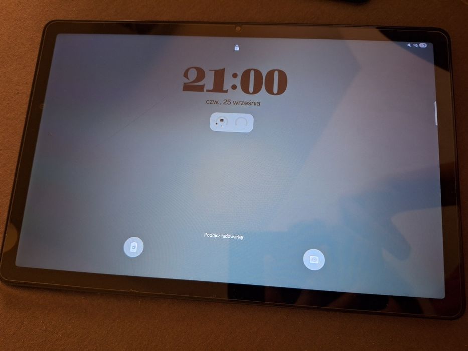 Samsung galaxy tab a9+ wraz z klawiaturą oraz szybką ochronną