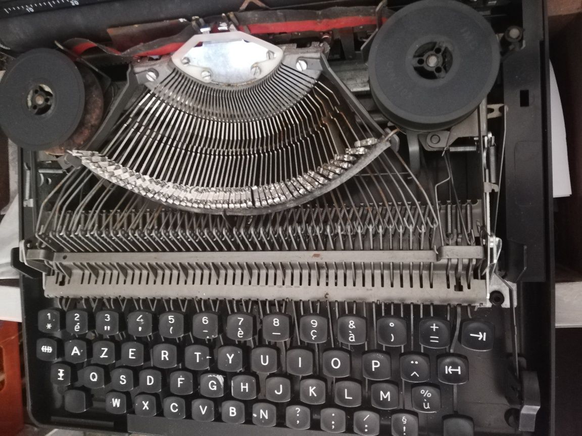 Vende se máquina de escrever Olympia