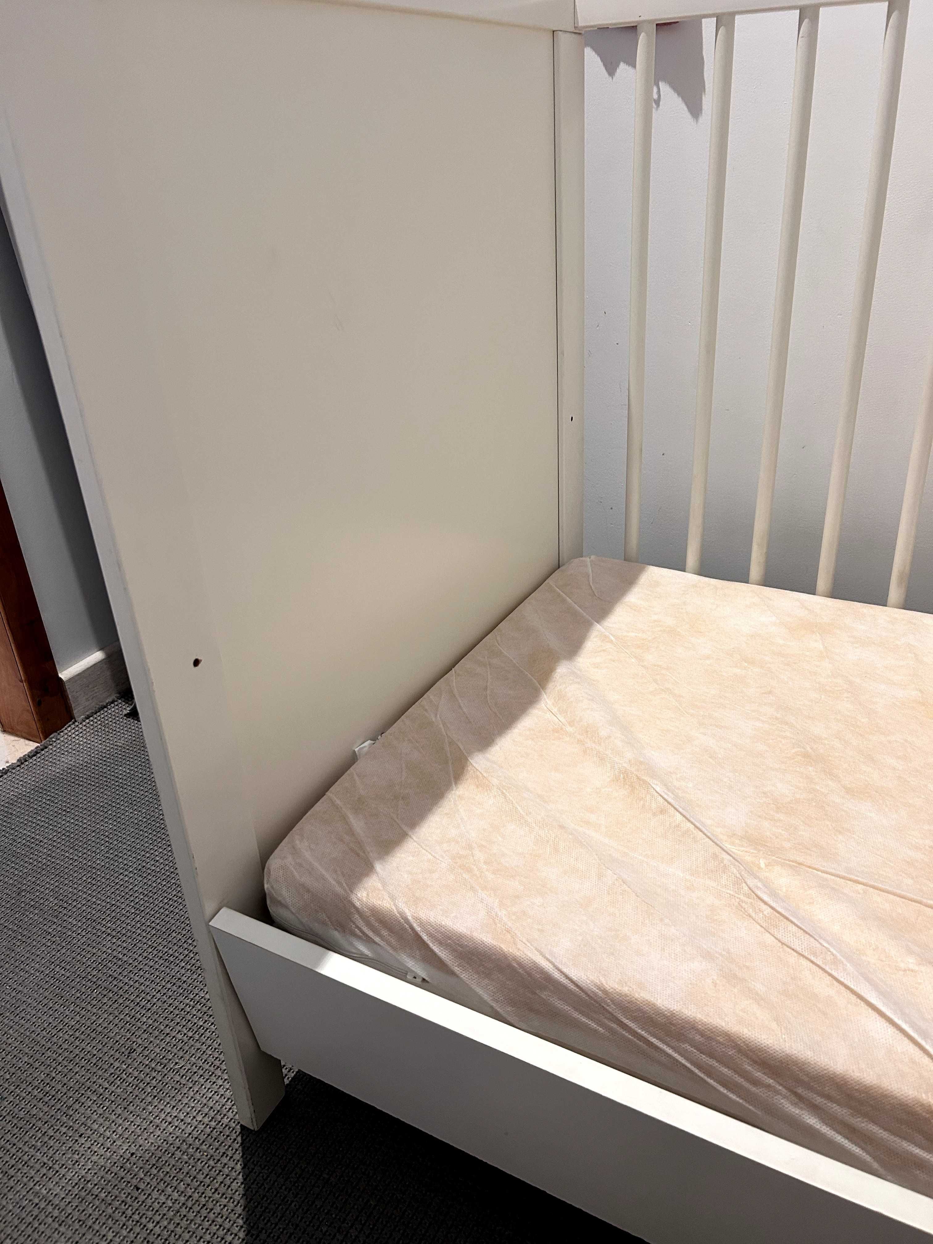 Berço/cama ikea OFEREÇO colchão, proteções e roupa de cama