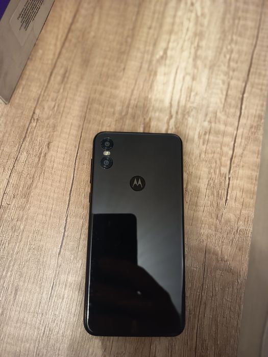 Motorola one z pękniętym wyświetlaczem.
