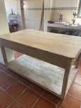 Mesa de madeira rústica com gavetas