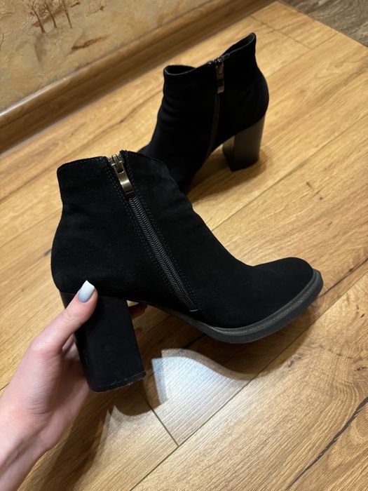 Замшеві ботинки, чорні ботильйони на каблуку