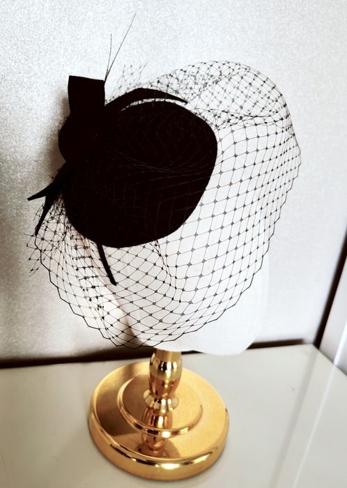 Czarny toczek pogrzebowy z woalką. Czarny toczek żałobny na opasce