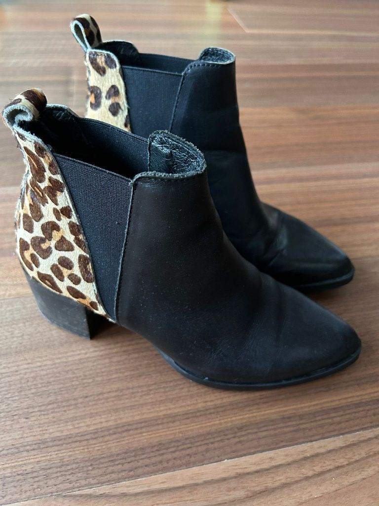 Botins com detalhe leopardo