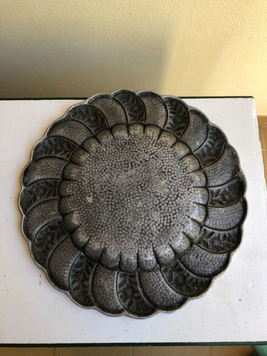 Jarro e Prato Decorativos em Estanho ou Alumínio