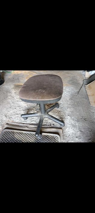 Стул офисный на колёсиках табуретка