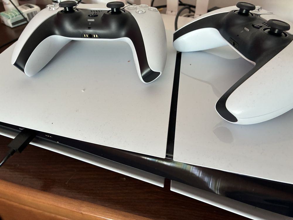 Vende se Playstation 5 slim edicão digital com 2 COMANDOS
