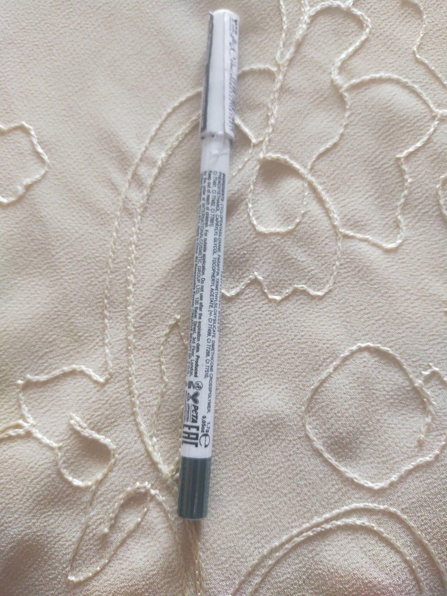 Dwie zielone kredki do oczu Lamel long lasting kajal i Essence.