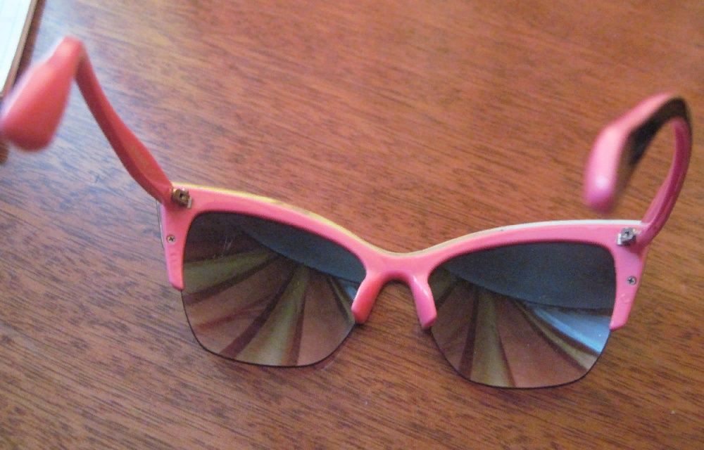 Продаются очки солнцезащитные с розовым кантиком