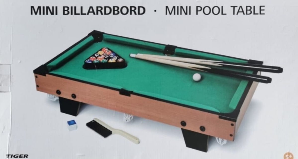 MINI POOL TABLE, pouco uso, em ótimo estado