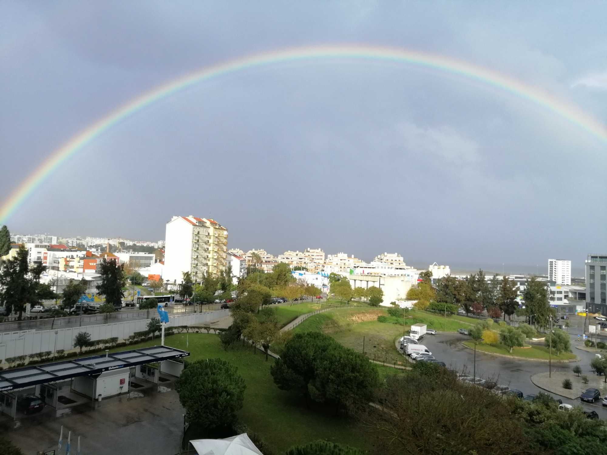 Quarto professora estudante universitária junto Parque Nações Lisboa