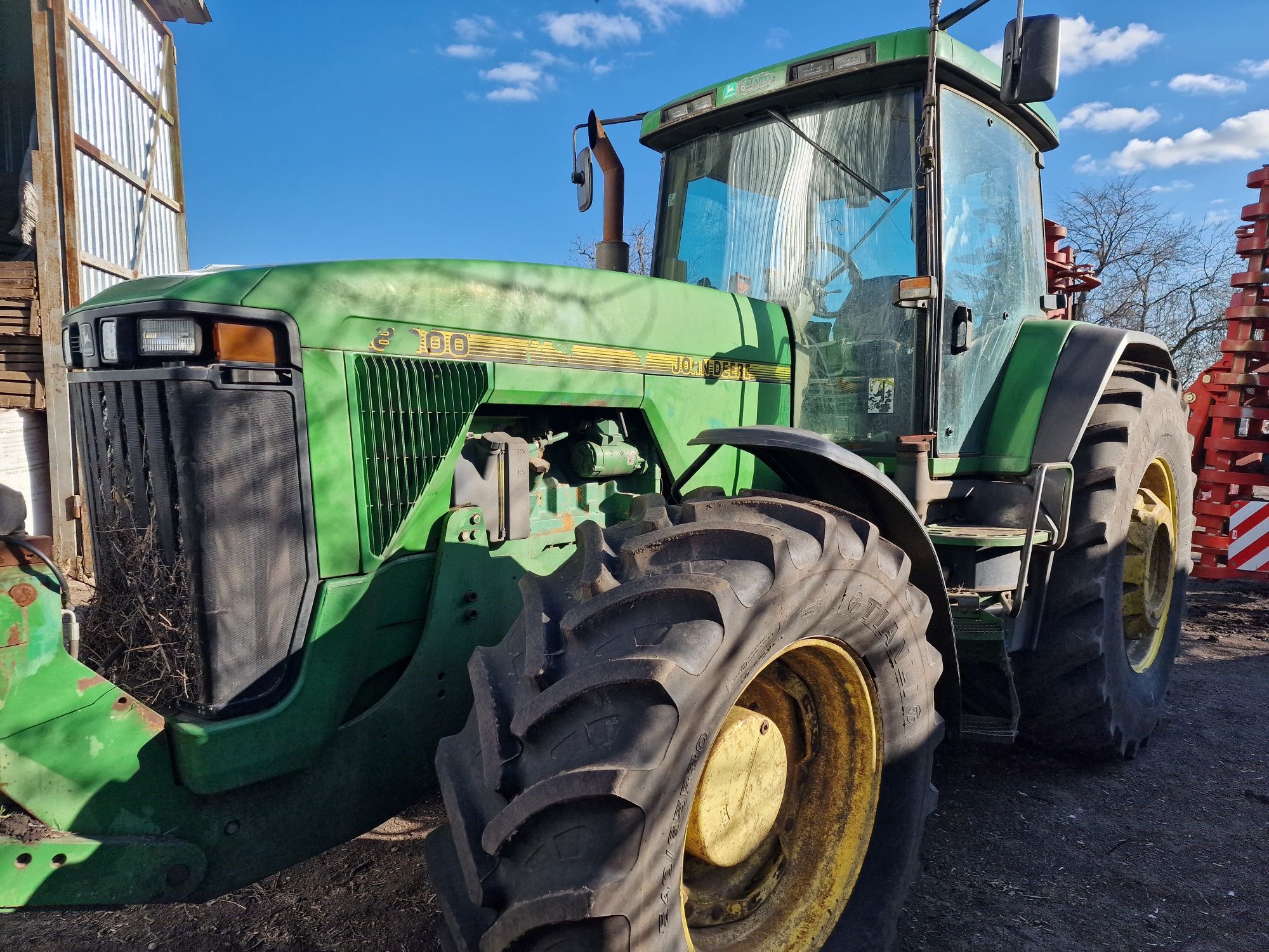 Трактор John Deere 8200