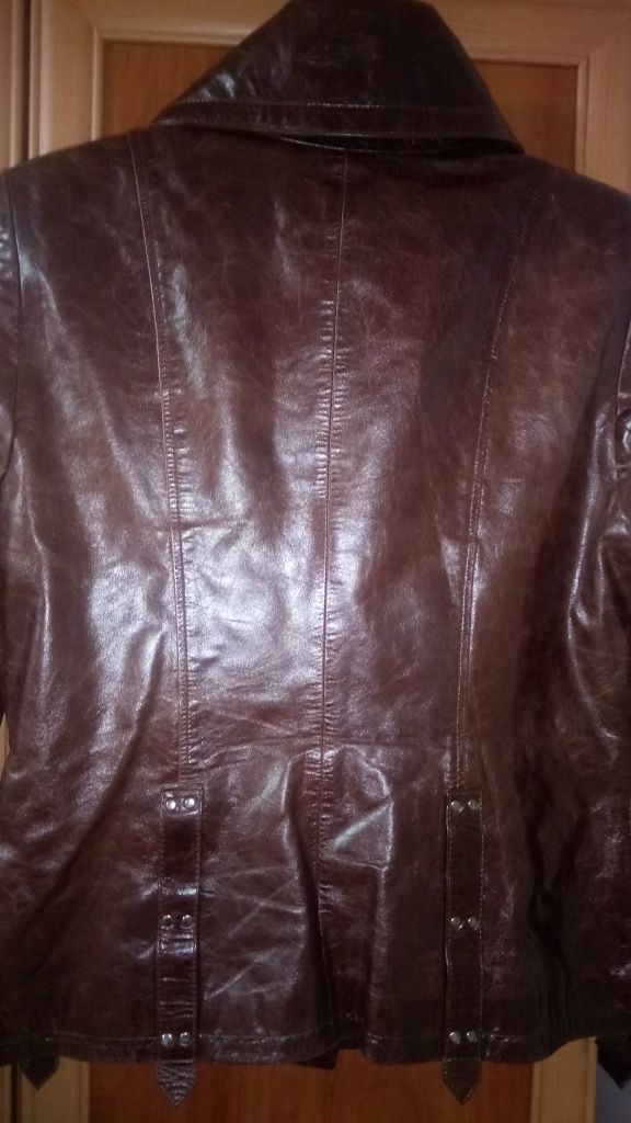 Женская кожаная куртка с лаковым отливом