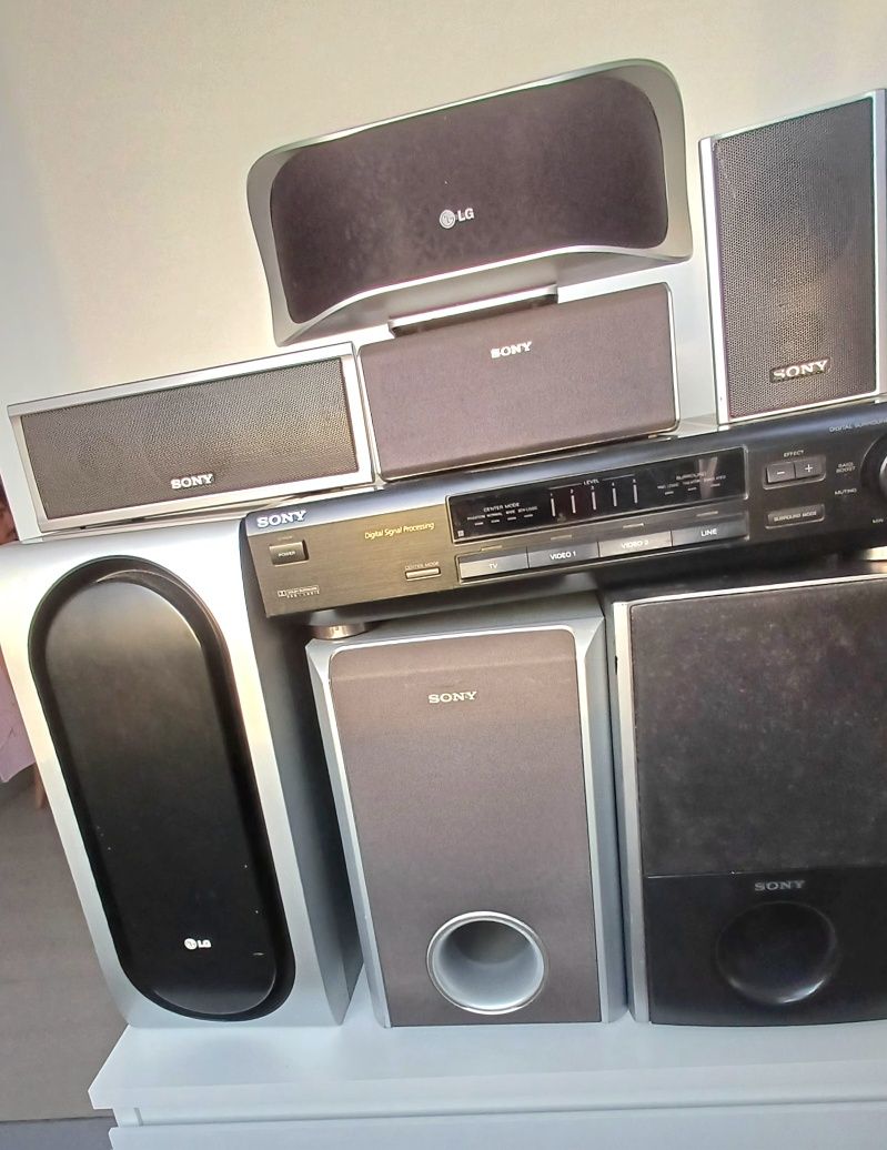 Amplificador Sonyl com vários colunas