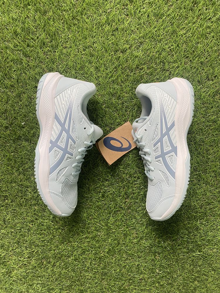 Волейбольні кросівки asics